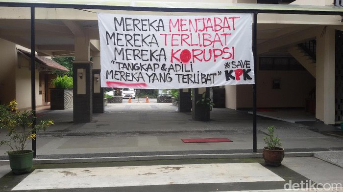Spanduk Tolak Pelemahan KPK Bertebaran di UGM