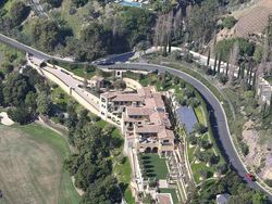 Kontras! Rumah Mewah yang Dijual Elon Musk dan Kontrakannya Kini