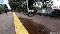 Tempat pembuangan sampah juga disediakan di sudut-sudut trotoar.