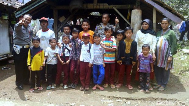 Tutup Operasi Simpatik, Polisi Cianjur Sumbang Pakaian buat Petani