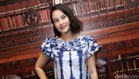 Ia tampil dengan dress biru-putih dan sneakers putih. Pool/Palevi S/detikFoto.