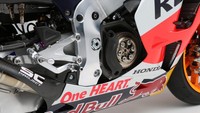 Honda RC213V memanfaatkan frame tipe aluminium twin-tube. Frame jenis itu disebut ringan dan menyajikan karakteristik kaku dan kuat untuk mendukung tenaga mesin yang kuat itu. Foto: HRC (hondaracingcorporation)