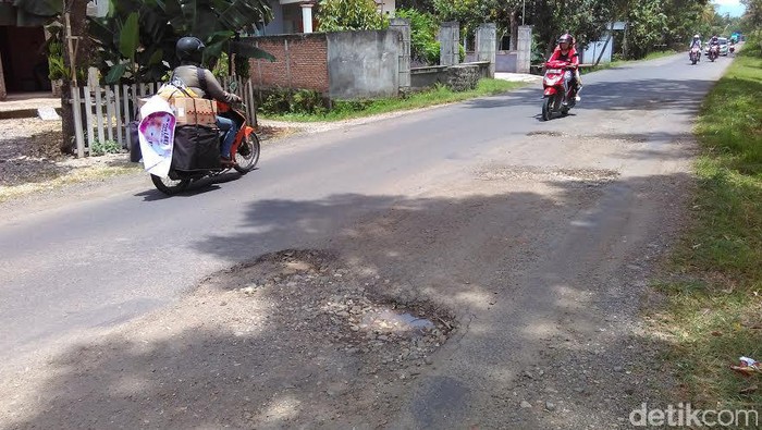 Warga Trenggalek Keluhkan Kerusakan Jalan