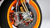 Selain itu, Honda RC213V 2017 didukung oleh suspensi Ohlins di depan dan belakang. Soal pengereman, motor Marquez didukung rem serat karbon dari Brembo. Foto: HRC (hondaracingcorporation)