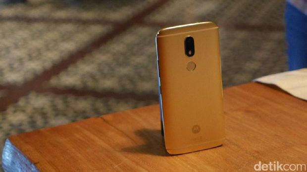 Moto M, Ponsel Kelas Menengah yang Tampil Mewah