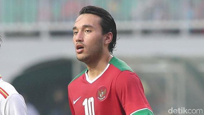 Wow, Ezra Walian Main Bola Sejak Umur 4 Tahun! Ini Manfaat Rutin Gocek Bola