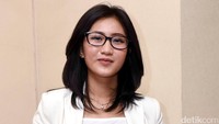 Kini ia tampil lebih matang dengan blazer, kaus putih dan kacamata. Pool/Noel/detikFoto.