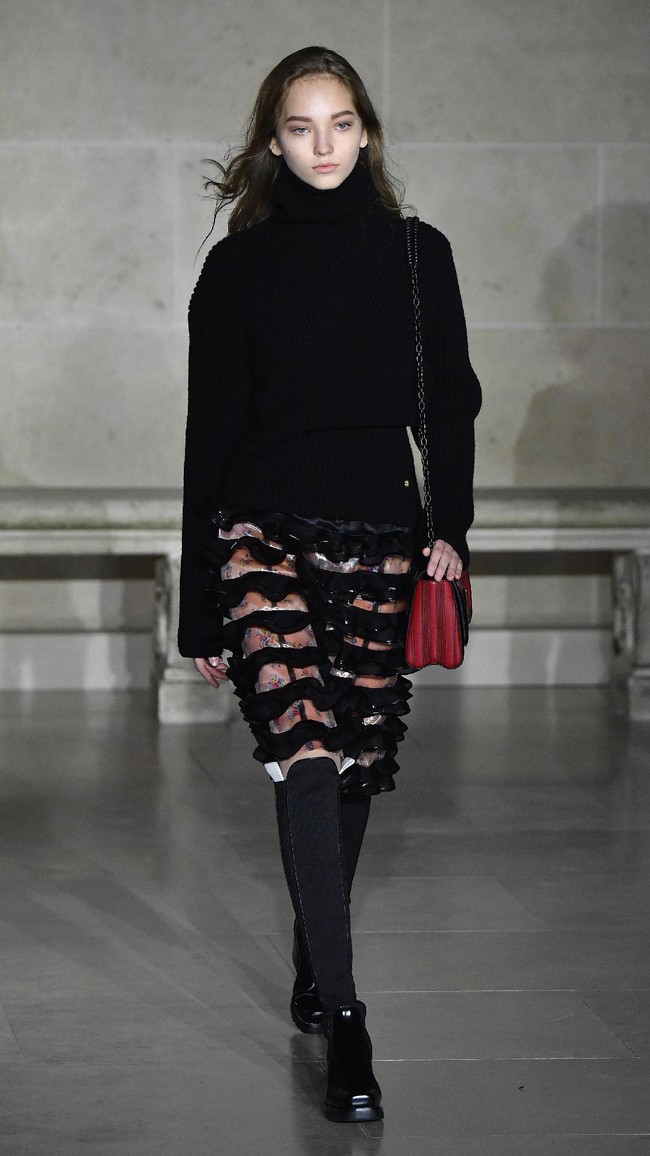 PARIS, FRANCE - MARCH 07: A model walks the runway during the Louis Vuitton show as part of the Paris Fashion Week Womenswear Fall/Winter 2017/2018 on March 7, 2017 in Paris, France. (Photo by Pascal Le Segretain/Getty Images)