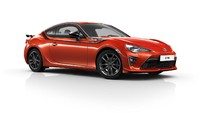 Bagian cover kaca spion dan spoiler belakang juga hadir dalam warna hitam. Toyota GT86 Tiger ini dibekali pelek 17 inci dengan suspensi dari SACHS.