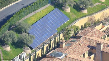 Panel tenaga surya di salah satu rumahnya. Aku menjual hampir semua kepemilikan fisik. Tidak akan punya rumah, demikian cuitnya ketika itu. Foto: mailonline