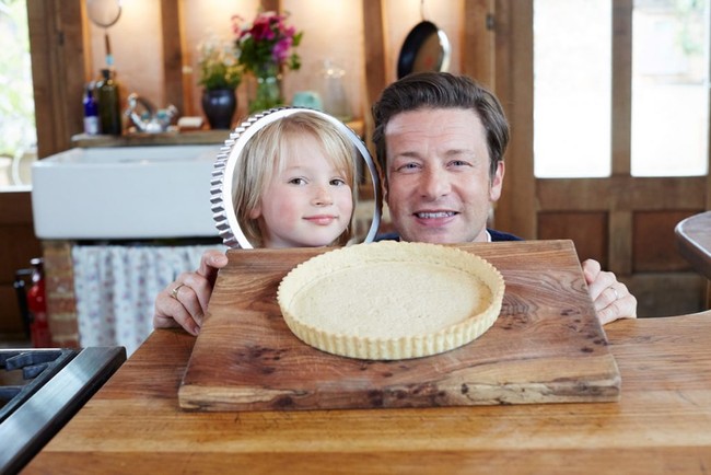 Jamie Oliver Beri 4 Tips agar Si Kecil Mau Belajar Memasak
