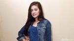 Gaya Hesty Klepek-klepek dengan Jaket Denim