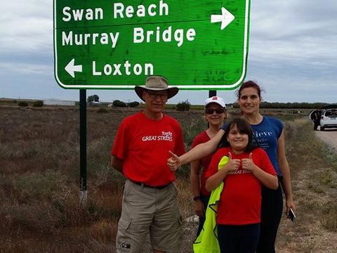 Tak jarang, Tehya-Rose pun ikut serta menemani dan menyemangati sang nenek selama perjalanan. (Facebook/Susan Strides 4CF/Walk for 65 Roses)