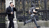 Polisi bersenjata lengkap melakukan pengamanan di jembatan Westminster dan Gedung Parlemen Inggris. Pool/Stefan Wermuth/Reuters/detikFoto. 
