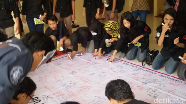 Spanduk 'Tolak Pelemahan KPK' Bertebaran di UGM