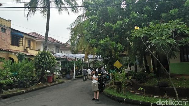 Bendera kuning sudah dipasang di depan Kompleks rumah Inao Jiro