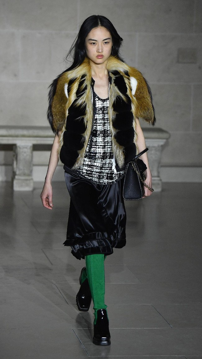 PARIS, FRANCE - MARCH 07: A model walks the runway during the Louis Vuitton show as part of the Paris Fashion Week Womenswear Fall/Winter 2017/2018 on March 7, 2017 in Paris, France. (Photo by Pascal Le Segretain/Getty Images)