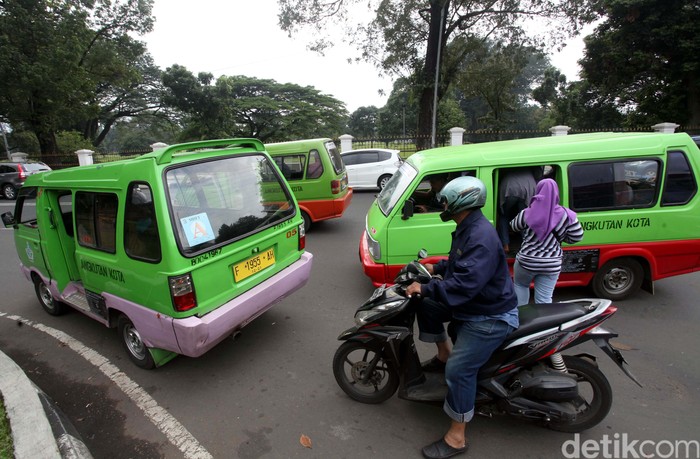 Angkutan umum di Kota Bogor sempat menggelar aksi mogok massal menentang adanya angkutan online. Rabu (22/3) Angkot tersebut sudah beroperasi dengan normal.