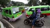 Kini, angkot-angkot yang mogok massal itu sudah tampak beroperasi dengan normal.