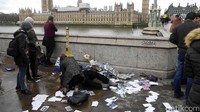 Korban tergeletak di jembatan Westminster, tak jauh dari Gedung Parlemen Inggris. Pool/Toby Melville/Reuters/detikFoto.