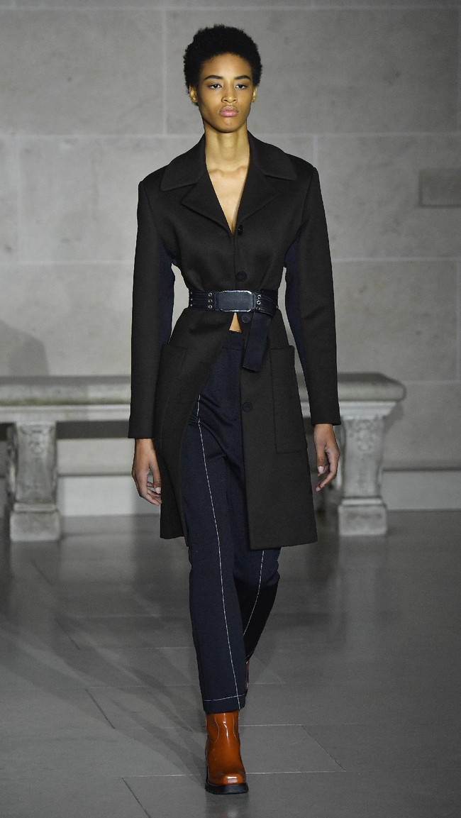 PARIS, FRANCE - MARCH 07: A model walks the runway during the Louis Vuitton show as part of the Paris Fashion Week Womenswear Fall/Winter 2017/2018 on March 7, 2017 in Paris, France. (Photo by Pascal Le Segretain/Getty Images)