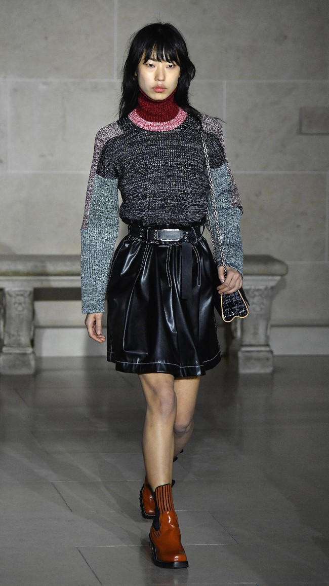 PARIS, FRANCE - MARCH 07: A model walks the runway during the Louis Vuitton show as part of the Paris Fashion Week Womenswear Fall/Winter 2017/2018 on March 7, 2017 in Paris, France. (Photo by Pascal Le Segretain/Getty Images)