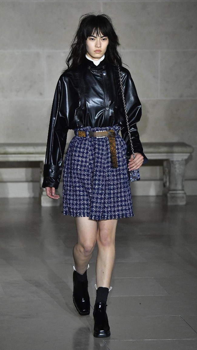 PARIS, FRANCE - MARCH 07: A model walks the runway during the Louis Vuitton show as part of the Paris Fashion Week Womenswear Fall/Winter 2017/2018 on March 7, 2017 in Paris, France. (Photo by Pascal Le Segretain/Getty Images)