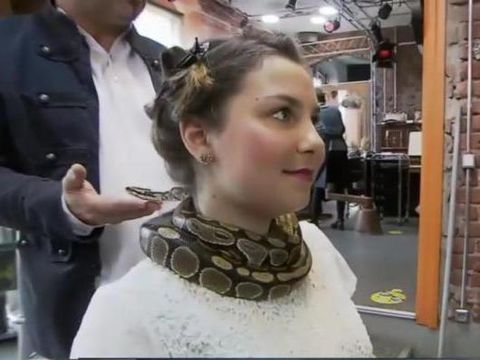 Salon Ini Sediakan Perawatan Pijat Ular yang Dililitkan di Leher