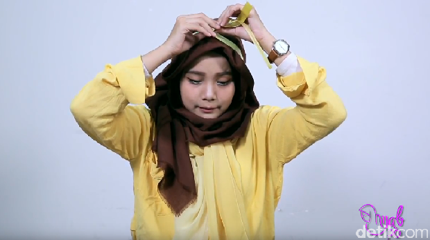 Tutorial Hijab Terinspirasi <i>Princess</i> Belle di Film <i>Beauty and The Beast</i>