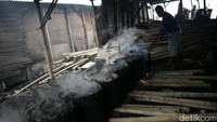 Proses pengolah kerang hijau dilakukan para nelayan di kawasan Muara Angke, Jakarta.