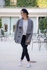  Sneakers Putih Ini Jadi Favorit Emma Watson di Premier Beauty and the Beast