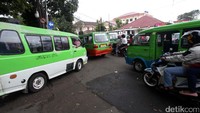 Jalanan di jantung Kota Hujan itu sempat lenggang karena aksi mogok massal. Padahal Bogor terkenal dengan sebutan kota seribu angkot. 