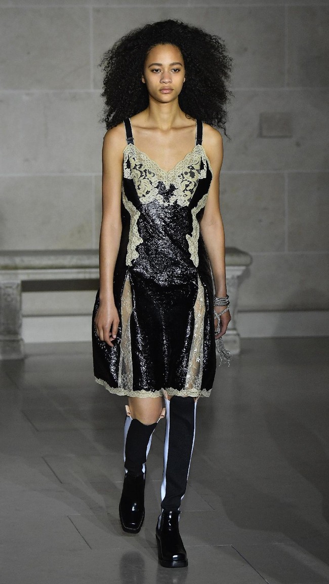 PARIS, FRANCE - MARCH 07: A model walks the runway during the Louis Vuitton show as part of the Paris Fashion Week Womenswear Fall/Winter 2017/2018 on March 7, 2017 in Paris, France. (Photo by Pascal Le Segretain/Getty Images)