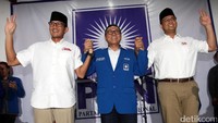 Ketua Umum PAN Zulkifli Hasan bergandengan tangan dengan Anies Baswedan dan Sandiaga Uno saat mendeklarasikan dukungannya kepada Cagub-Cawagub DKI tersebut.