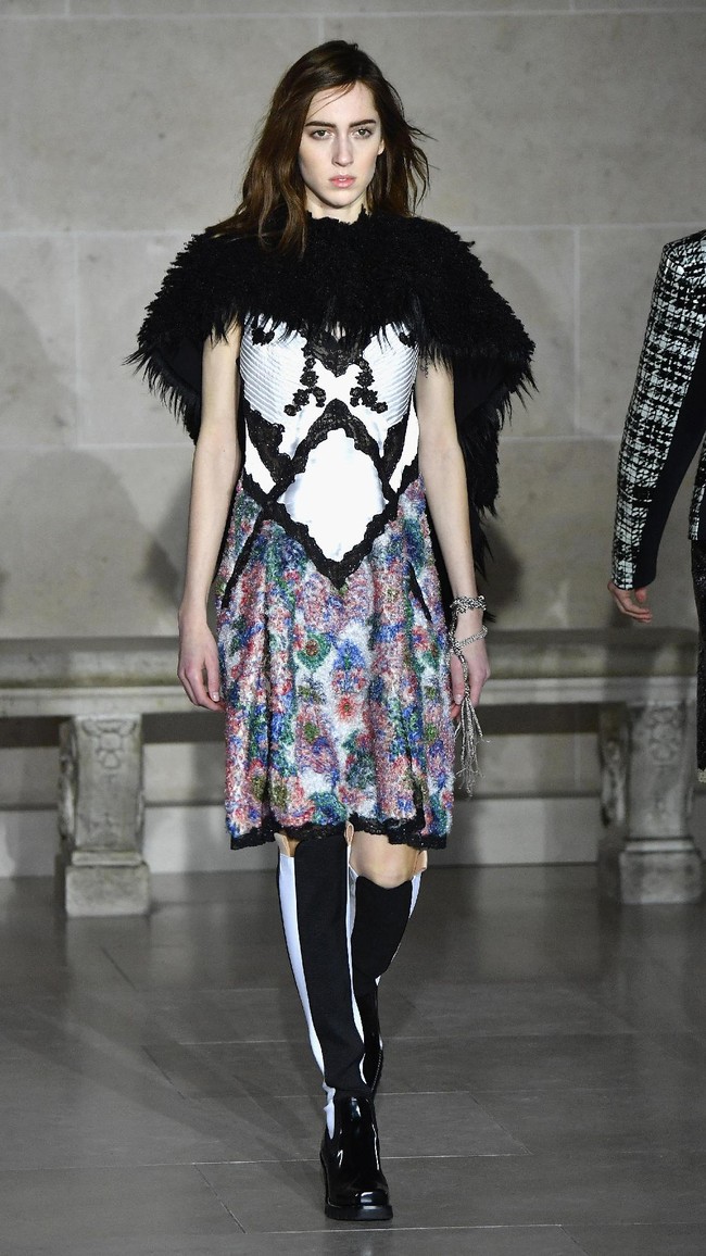 PARIS, FRANCE - MARCH 07: A model walks the runway during the Louis Vuitton show as part of the Paris Fashion Week Womenswear Fall/Winter 2017/2018 on March 7, 2017 in Paris, France. (Photo by Pascal Le Segretain/Getty Images)