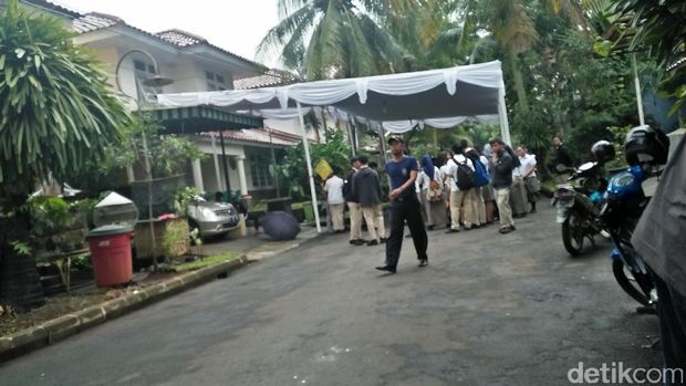 Tenda putih sudah dipasang di depan rumah Inao Jiro yang juga manajer JKT48