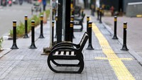 Kondisi trotoar yang bersih dan rapi membuat pejalan kaki menjadi nyaman.