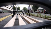 Dihiasi penghijauan dan sarana kursi, wajah pedestarian terlihat nyaman.
