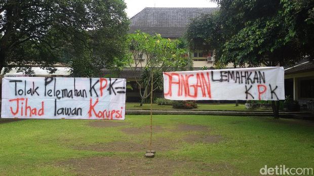 Spanduk 'Tolak Pelemahan KPK' Bertebaran di UGM