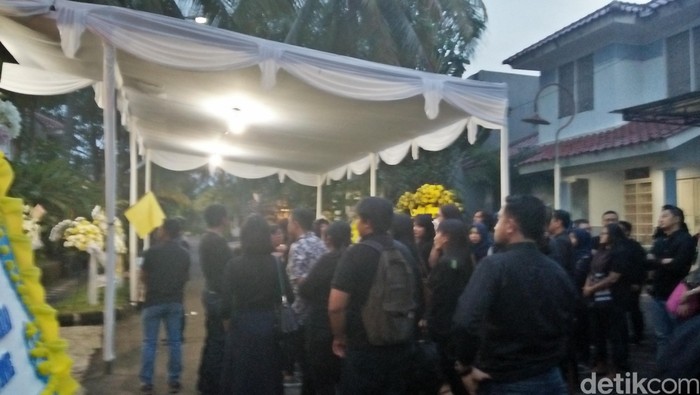 Keluarga Manajer JKT48 Adakan Misa di Kediamannya