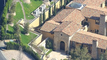 Ia menepati janjinya. Tiga rumah yang berlokasi di kawasan elit Bel Air di California dijualnya akhir tahun silam. Orang terkaya nomor dua dunia itu telah mencapai kesepakatan penjualan dengan pembeli menjelang hari Natal kemarin. Foto: mailonline