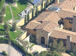 Kontras! Rumah Mewah yang Dijual Elon Musk dan Kontrakannya Kini