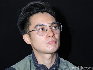 Siapa Mau? Baim Wong Giveaway Sepatu Balenciaga Rp 15 Juta
