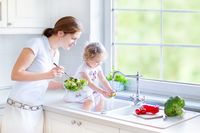 Sejak Usia Batita, Anak Sudah Bisa Diajak Memasak Bersama