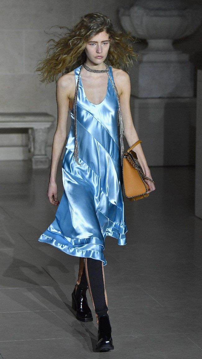 PARIS, FRANCE - MARCH 07: A model walks the runway during the Louis Vuitton show as part of the Paris Fashion Week Womenswear Fall/Winter 2017/2018 on March 7, 2017 in Paris, France. (Photo by Pascal Le Segretain/Getty Images)