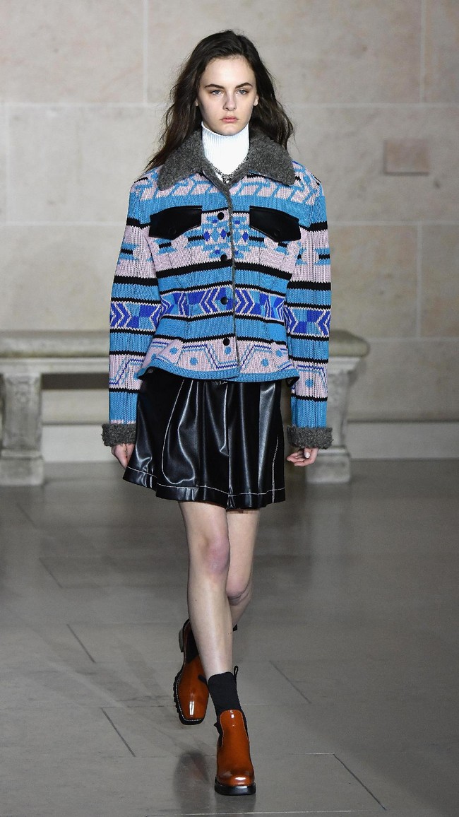 PARIS, FRANCE - MARCH 07: A model walks the runway during the Louis Vuitton show as part of the Paris Fashion Week Womenswear Fall/Winter 2017/2018 on March 7, 2017 in Paris, France. (Photo by Pascal Le Segretain/Getty Images)