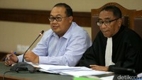 Haryadi memberikan pertanyaan kepada saksi.