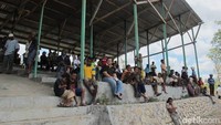 Meski letaknya terpencil, tak sedikit pengunjung yang menonton pacuan kuda ini. Mereka datang dari desa-desa terdekat, sampai kota besar seperti Dili dan Kupang (Sastri/ detikTravel)