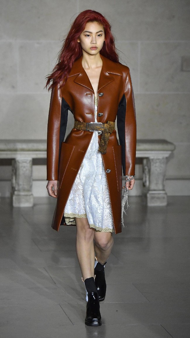 PARIS, FRANCE - MARCH 07: A model walks the runway during the Louis Vuitton show as part of the Paris Fashion Week Womenswear Fall/Winter 2017/2018 on March 7, 2017 in Paris, France. (Photo by Pascal Le Segretain/Getty Images)