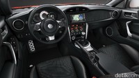 Sementara bagian interiornya, GT86 Tiger ini menggunakan jok kulit Alcantara dengan sisipan suede pada pintu dan dasbor. Bagian interior juga dihias dengan jahitan kontras berwarna oranye.